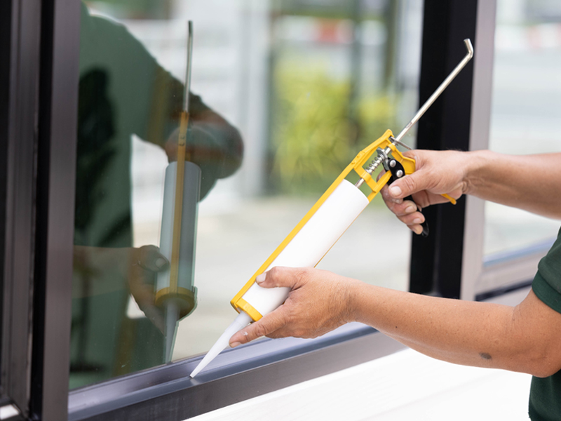 Professionnel pour calfeutrage de portes et fenêtres.